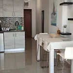 Studio Apartment Novi Vinodolski דירה *